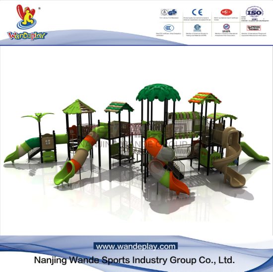 Parque de atracciones Tree House en un parque infantil al aire libre