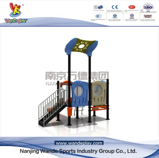 Patio moderno al aire libre para niños con escalera
