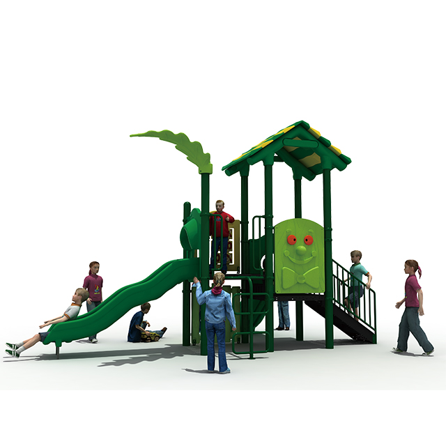 Zona de juegos al aire libre con bosque verde para niños con juego de diapositivas para preescolar