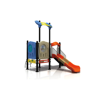 Parque moderno colorido parque infantil con tobogán al aire libre para niños