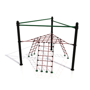 Patio de juegos al aire libre con red de cuerda de escalada triangular para ejercicio