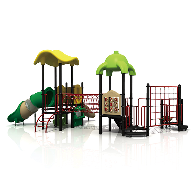 Patio del bosque de los niños en edad preescolar con el equipo al aire libre del juego de la diapositiva para el parque